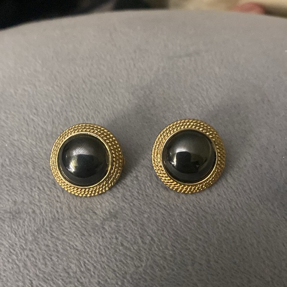 Vintage gold tone clip back earrings - Picture 2 of 4